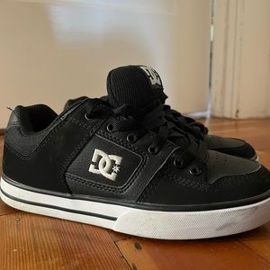 Black and white mens DC pure skate shoes size 6.5